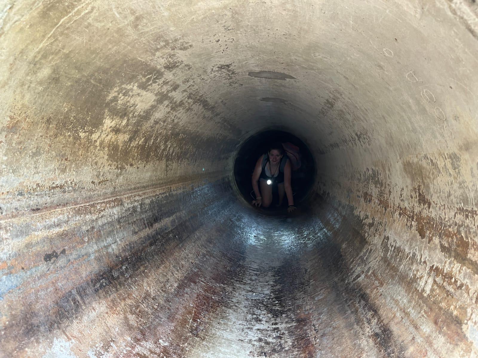 žák v tunelu
